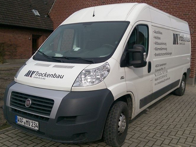 M.V. Trockenbau Team mit Firmenfahrzeug